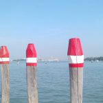 Pfähle in der Lagune von Venedig - Meer